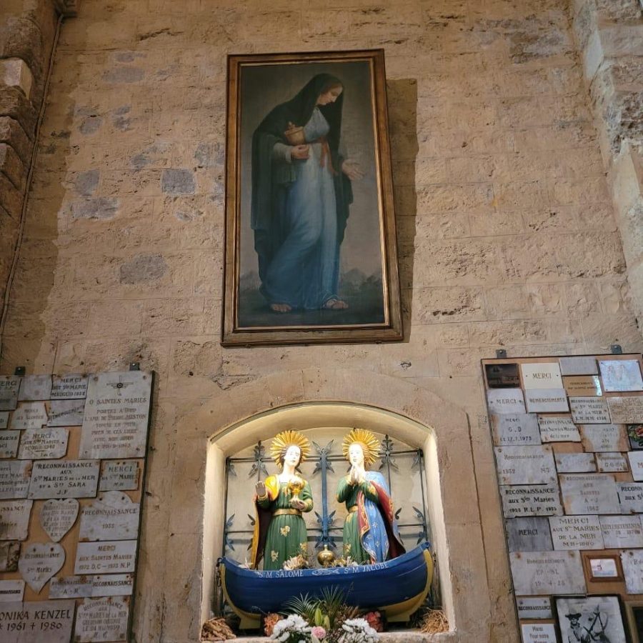 Dentro da Igreja de Saintes temos o quadro de Maria Madalena e a barca com Maria Salomé Maria Jacobé